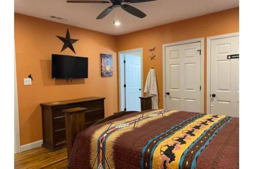 Stockyards!-1 Block Away ! Cowboy Cottage Sleeps 9 Fort Worth Exterior foto