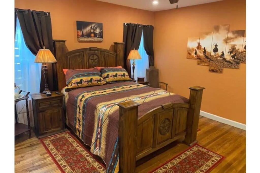 Stockyards!-1 Block Away ! Cowboy Cottage Sleeps 9 Fort Worth Exterior foto